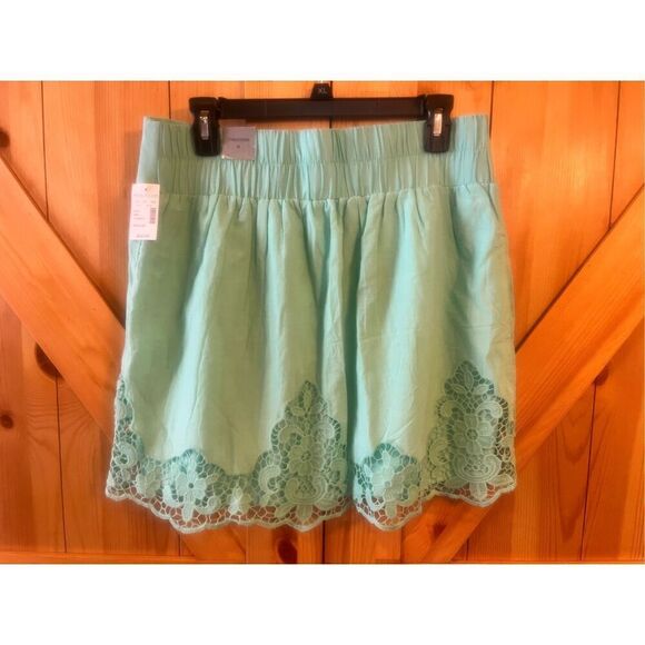 Maurices green size medium skirt lined scalloped lace flower design NWT (3605) - Picture 2 of 4